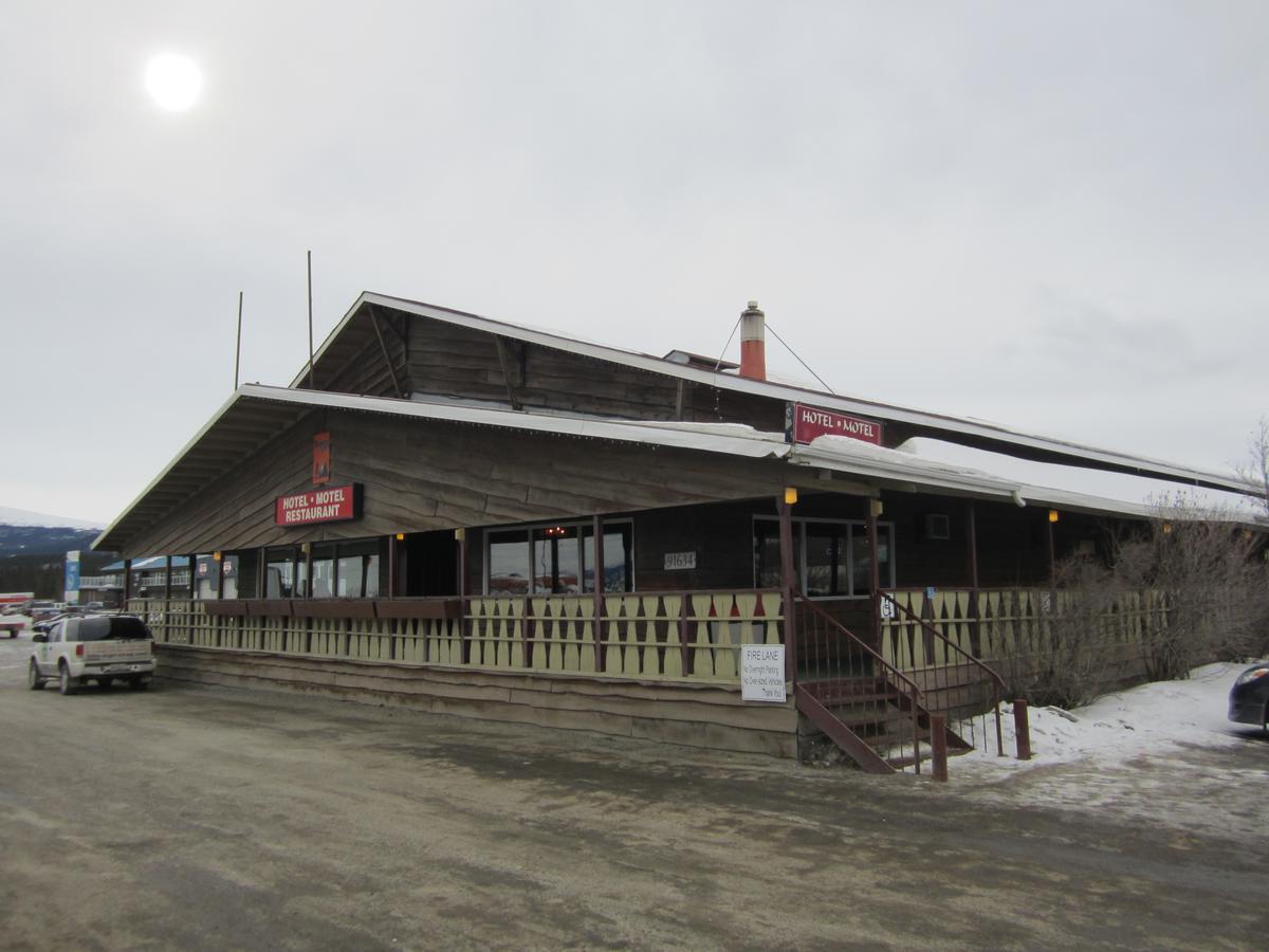 Airport Chalet Hotel Whitehorse Exterior foto